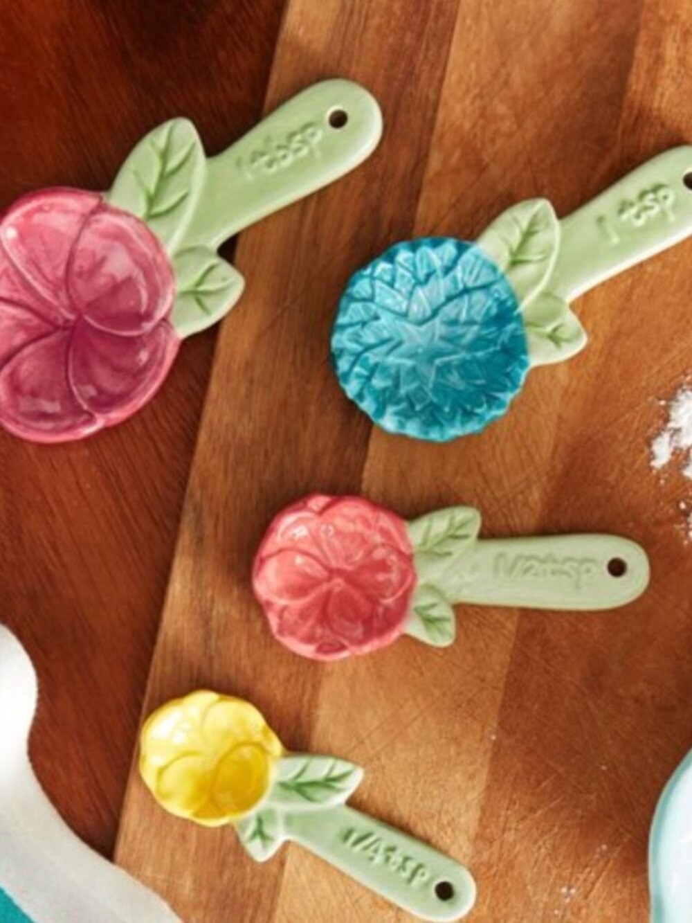 The PIONEER WOMAN Figural Floral 4-Piece Measuring Spoons